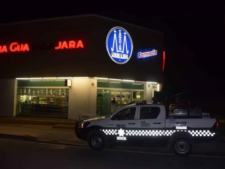 Dos sujetos con pistola en mano asaltan farmacia en Veracruz