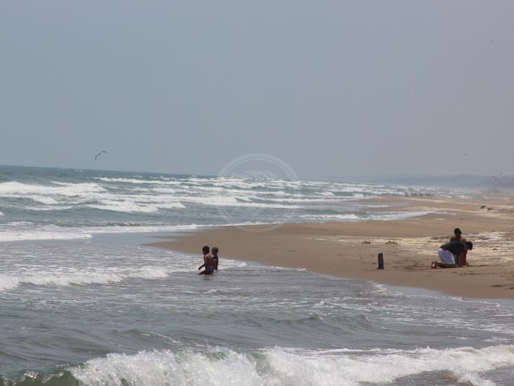 Familias acuden a playas de Agua Dulce sin sana distancia