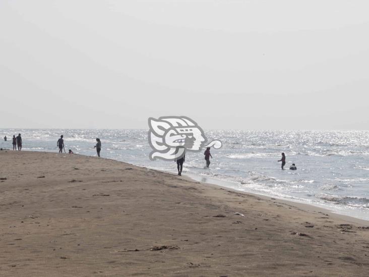 Familias acuden a playas de Agua Dulce sin sana distancia