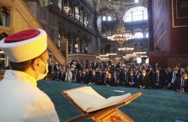 Encabeza Erdogan primer rezo musulmán en Santa Sofía ya como mezquita