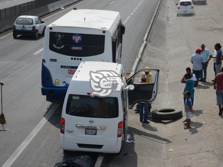 Fuerte choque en la Veracruz-Cardel; chofer queda prensado