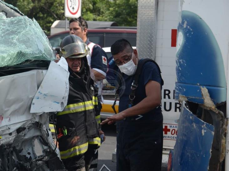 Fuerte choque en la Veracruz-Cardel; chofer queda prensado