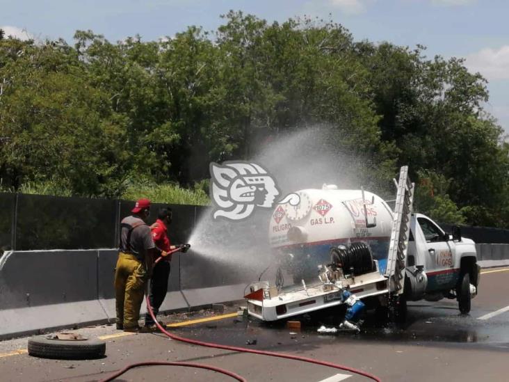 Chocan pipa cargada de gas en tramo Jáltipan de Morelos-Acayucan