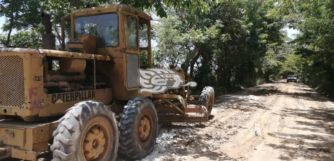 Rehabilitan con material reciclado carretera de Agua Dulce