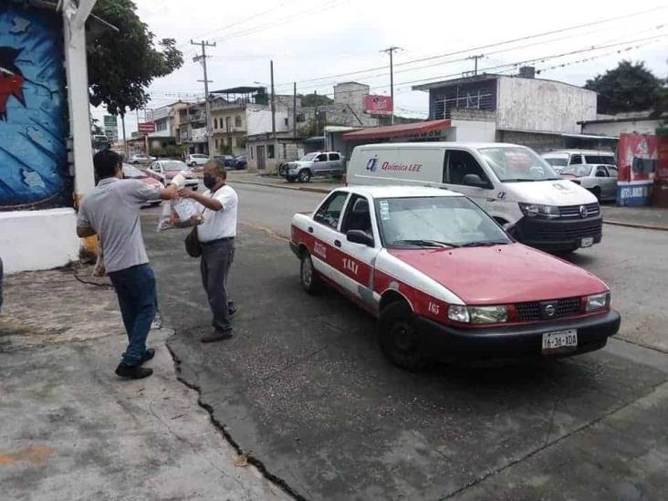 Bomberos  reparten despensas en Fortín