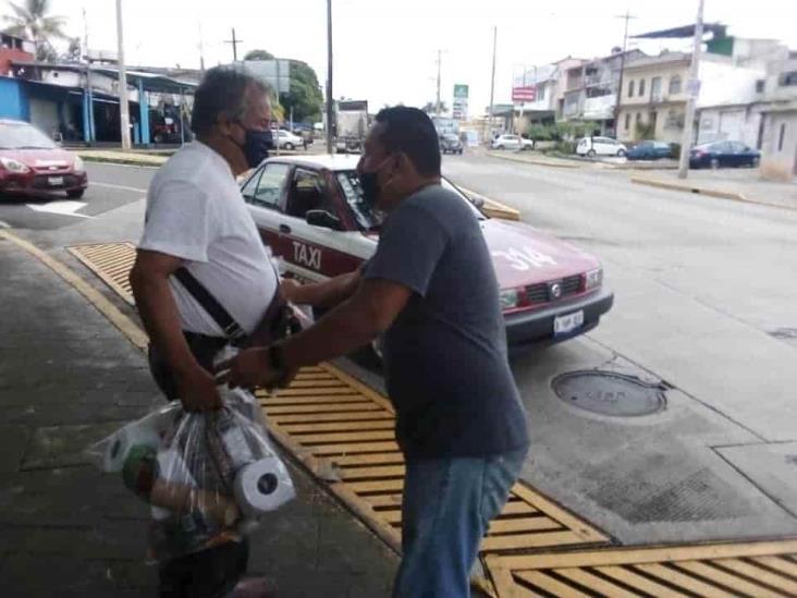 Bomberos  reparten despensas en Fortín