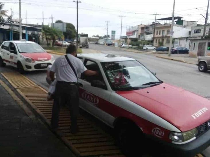 Bomberos  reparten despensas en Fortín