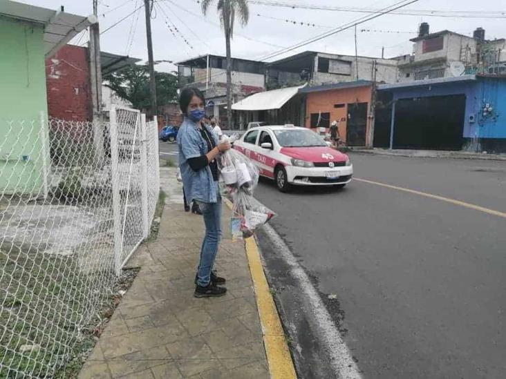 Bomberos  reparten despensas en Fortín