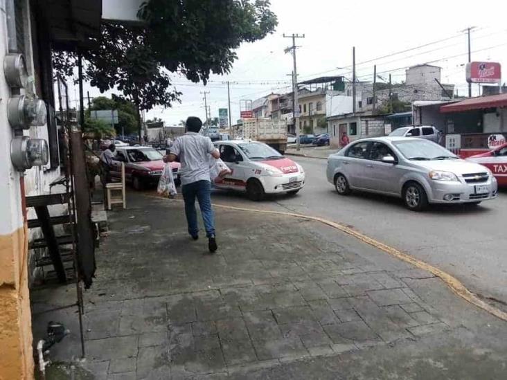 Bomberos  reparten despensas en Fortín