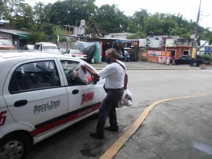 Bomberos  reparten despensas en Fortín