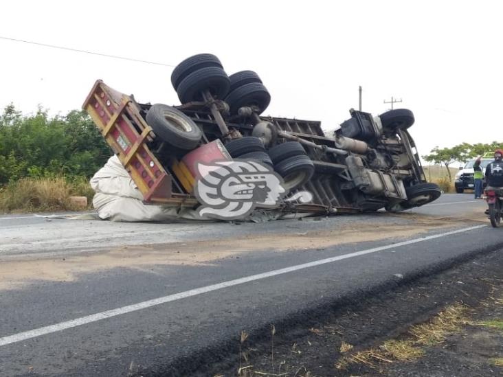 Se registra volcadura de tractocamión sobre la carretera federal 180