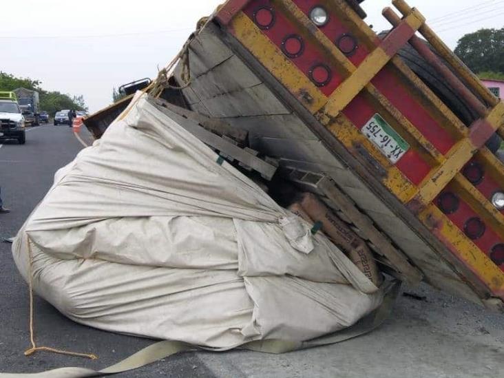 Se registra volcadura de tractocamión sobre la carretera federal 180