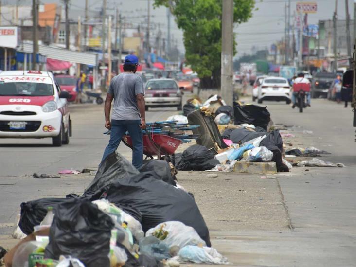 Más de 200 toneladas de basura invaden calles de Coatzacoalcos