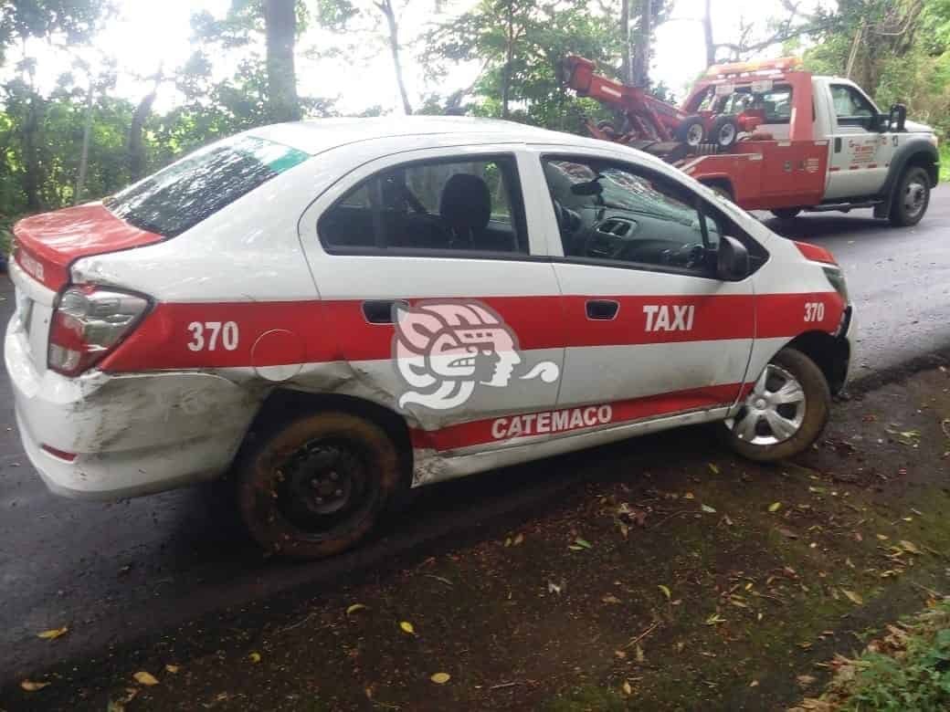 Taxista termina lesionado tras sufrir volcadura en Catemaco