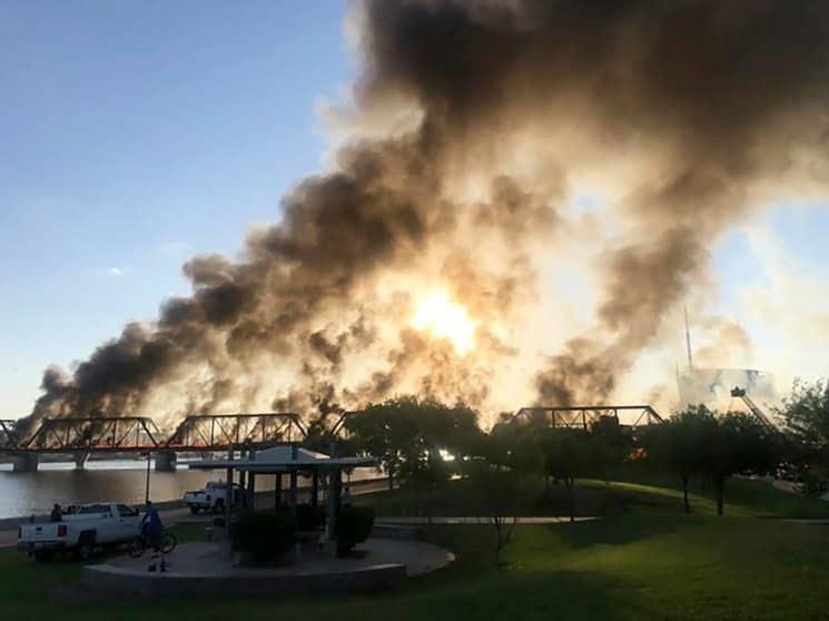 Tren descarrilado causa incendio y colapso de puente en Phoenix