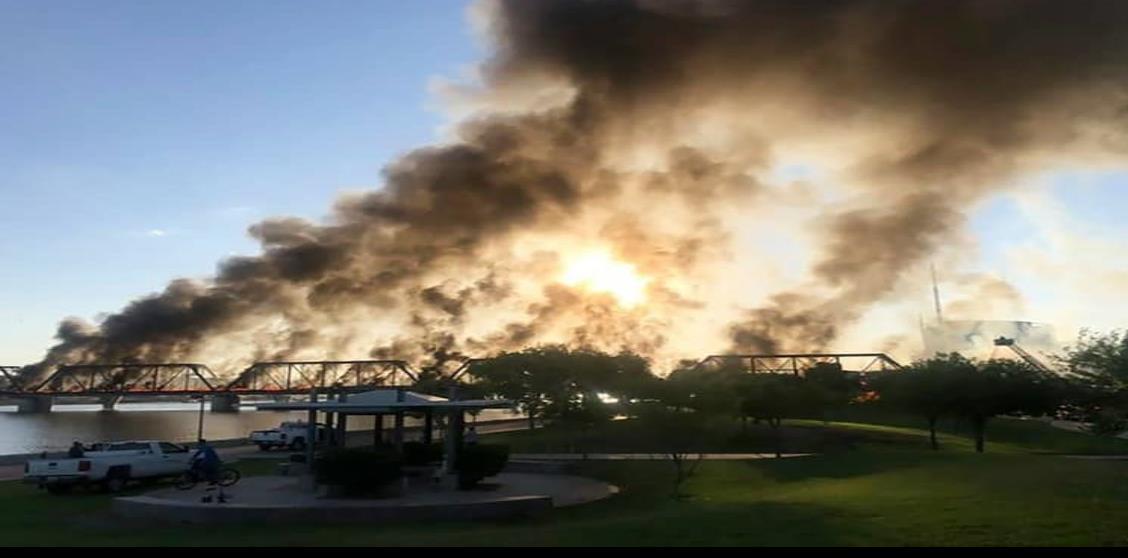 Tren descarrilado causa incendio y colapso de puente en Phoenix