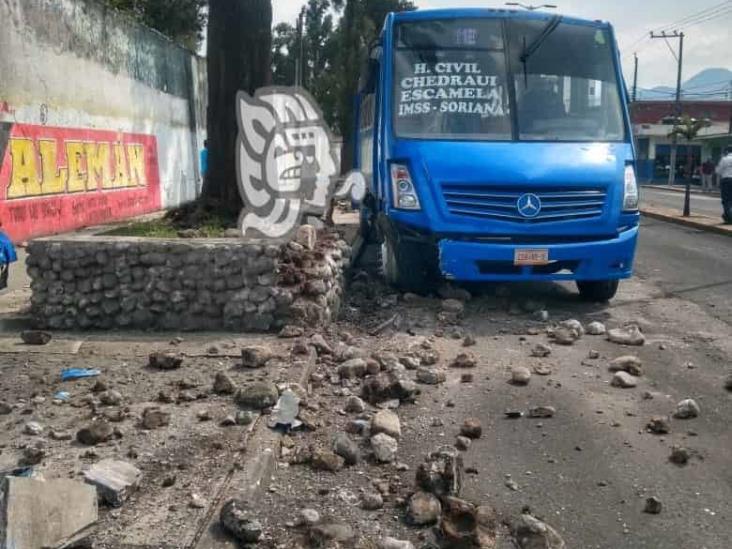 Choca urbano contra una jardinera en Nogales