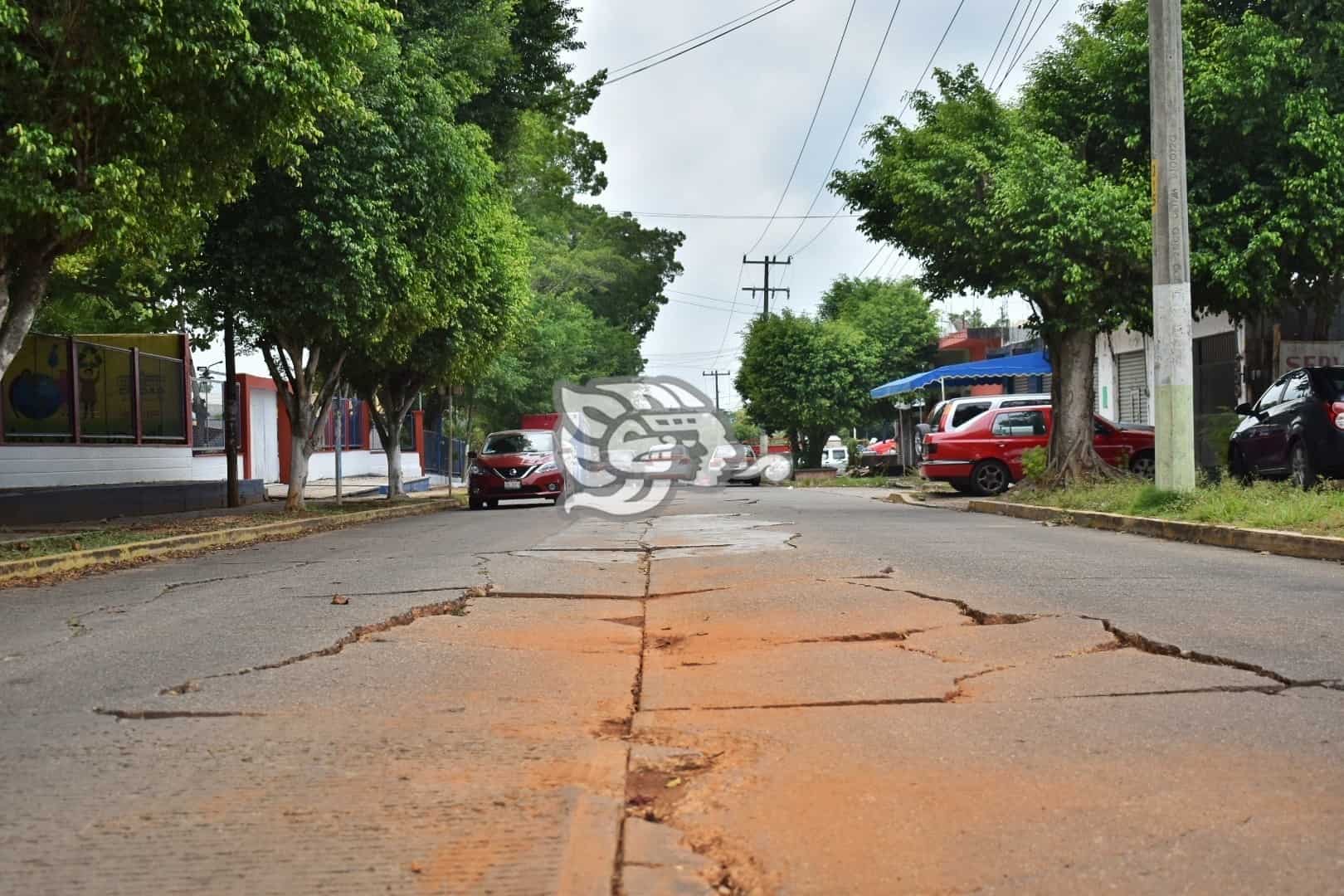 Hundimientos en calles de Acayucan por fugas y reparaciones de CAEV