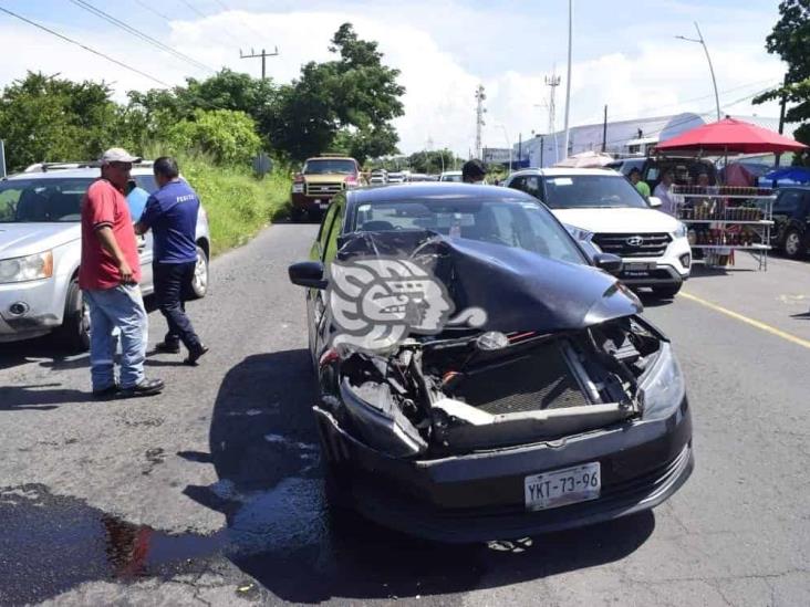 Fuerte accidente en carretera Veracruz Medellín; deja auto incrustado