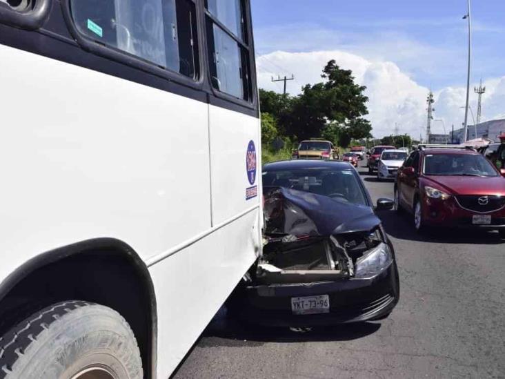 Fuerte accidente en carretera Veracruz Medellín; deja auto incrustado