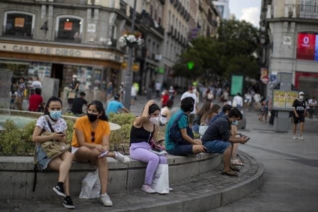 Atribuye OMS algunos rebrotes a jóvenes que bajan la guardia