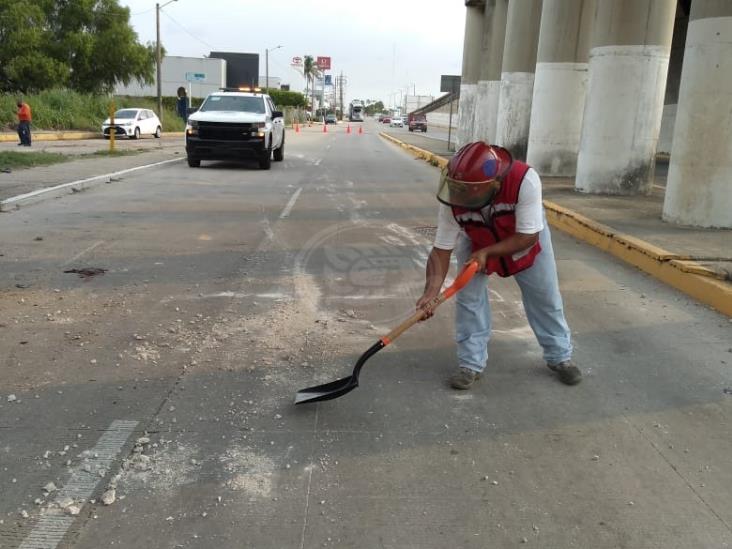 Se desprende pedazo de concreto del Distribuidor vial de Coatzacoalcos