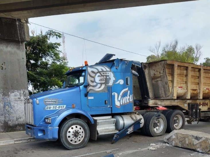 Se desprende pedazo de concreto del Distribuidor vial de Coatzacoalcos