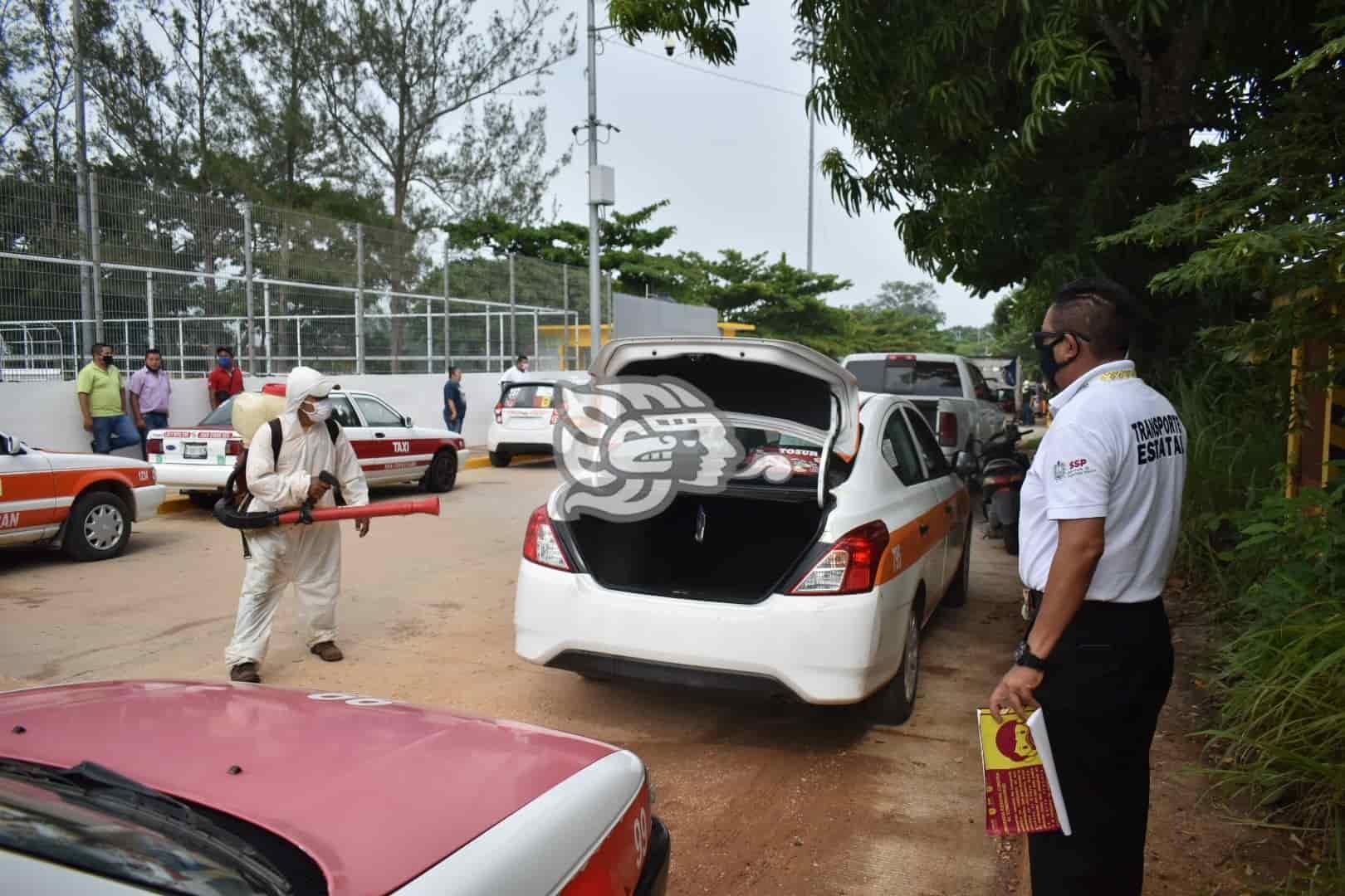 Conductores cumplen con medidas sanitarias en Acayucan