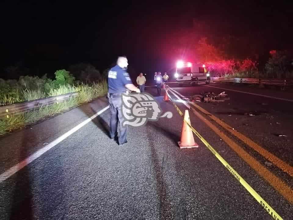 Tráiler colisiona motocicleta en Las Choapas; mueren dos campesinos