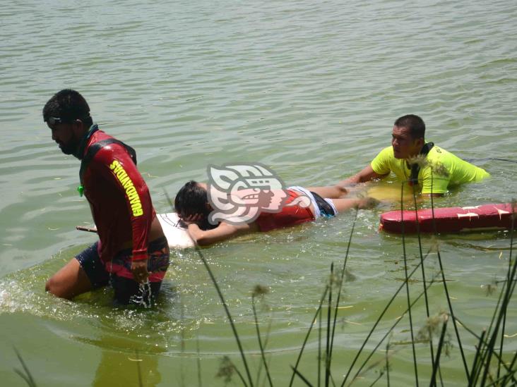 Rescatan a adolescente que se lanzó a Laguna Malibrán