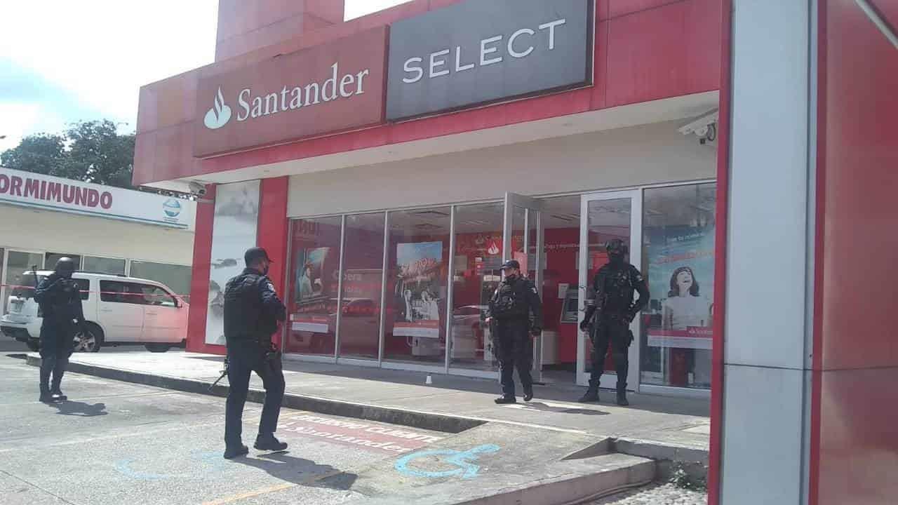 Lo asaltan con violencia afuera de banco en Fortín