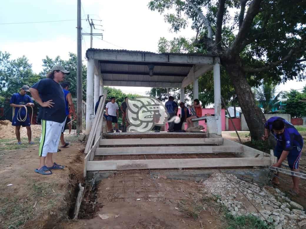 Pobladores de Capoacán construyen atracadero de lanchas