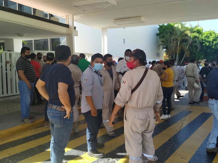 Protestan obreros por falta de pagos en Poza Rica