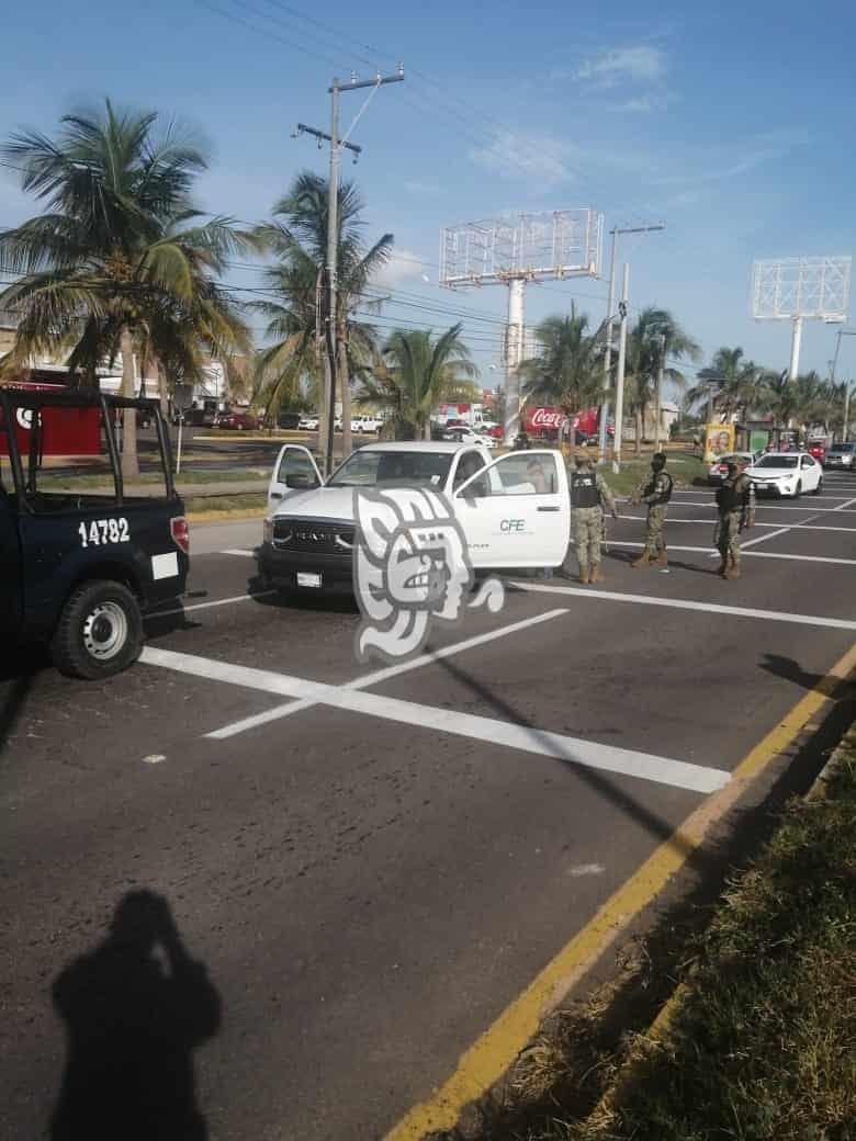 Roban camioneta de CFE en Boca del Río