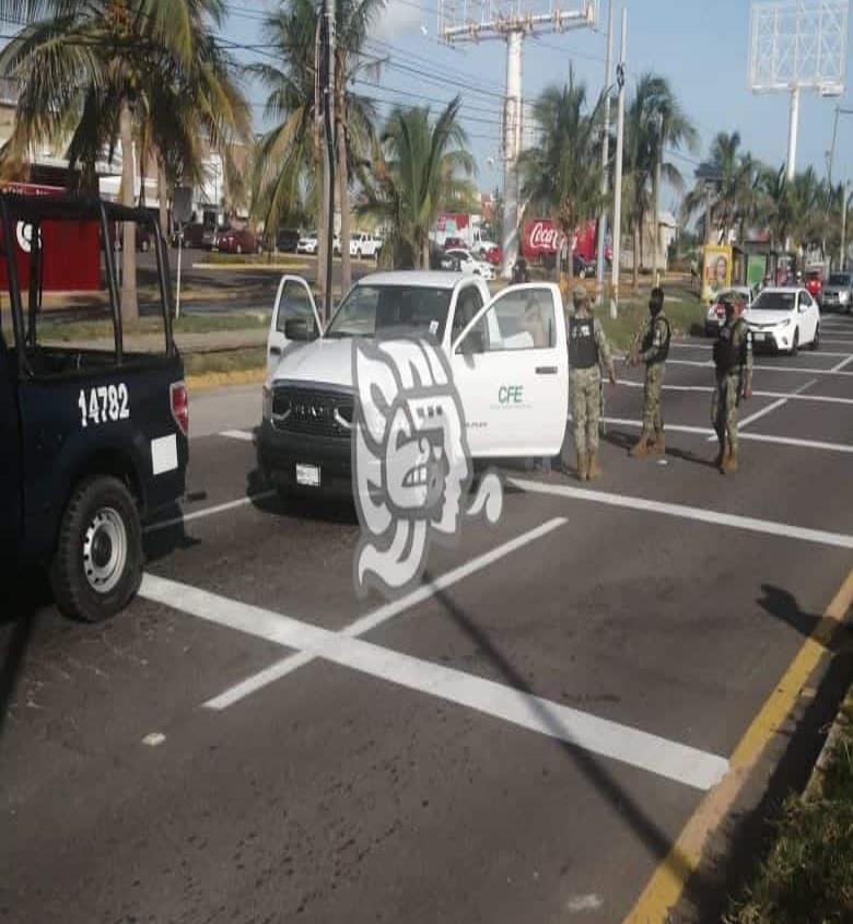 Roban camioneta de CFE en Boca del Río