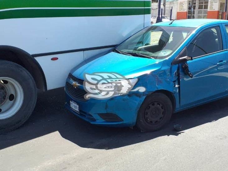 Joven intenta rebasar autobús y provoca carambola en carretera Veracruz-Xalapa