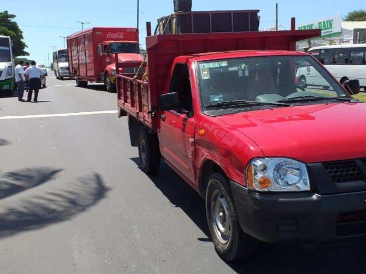 Joven intenta rebasar autobús y provoca carambola en carretera Veracruz-Xalapa