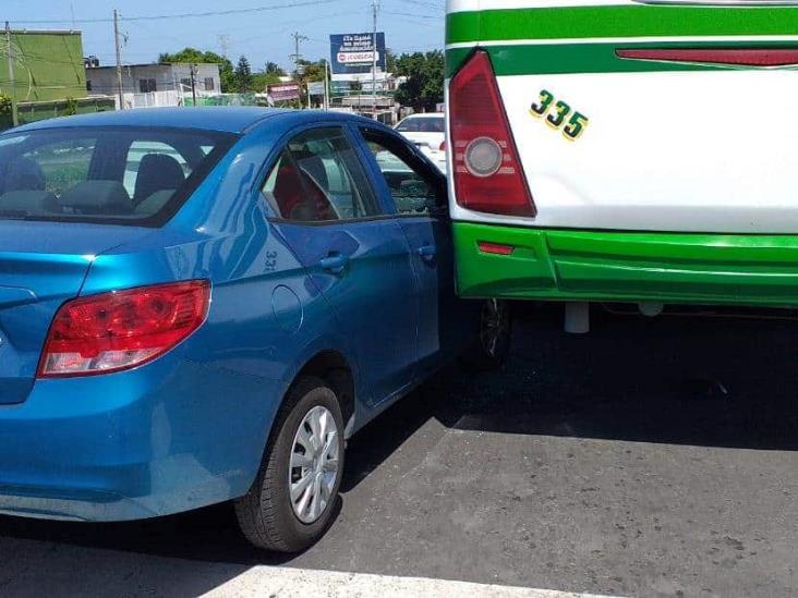 Joven intenta rebasar autobús y provoca carambola en carretera Veracruz-Xalapa