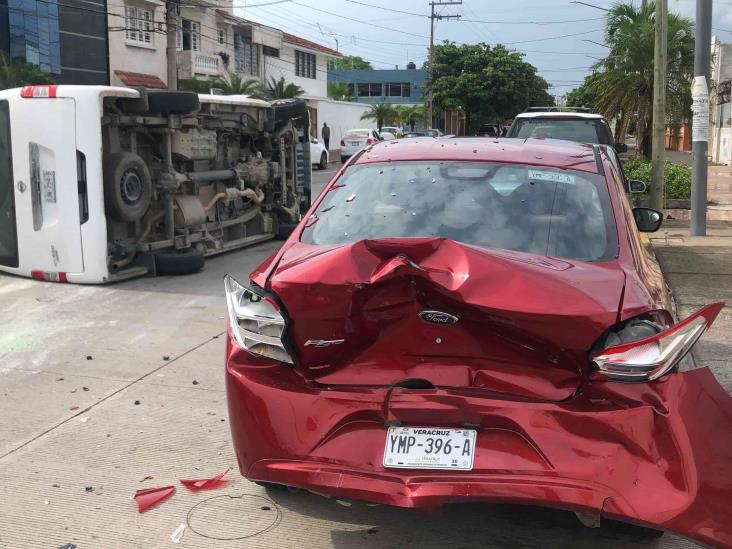 Impacta tres coches y vuelca en colonia Flores Magón