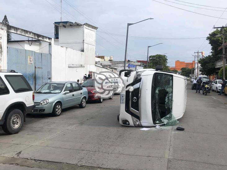 Impacta tres coches y vuelca en colonia Flores Magón