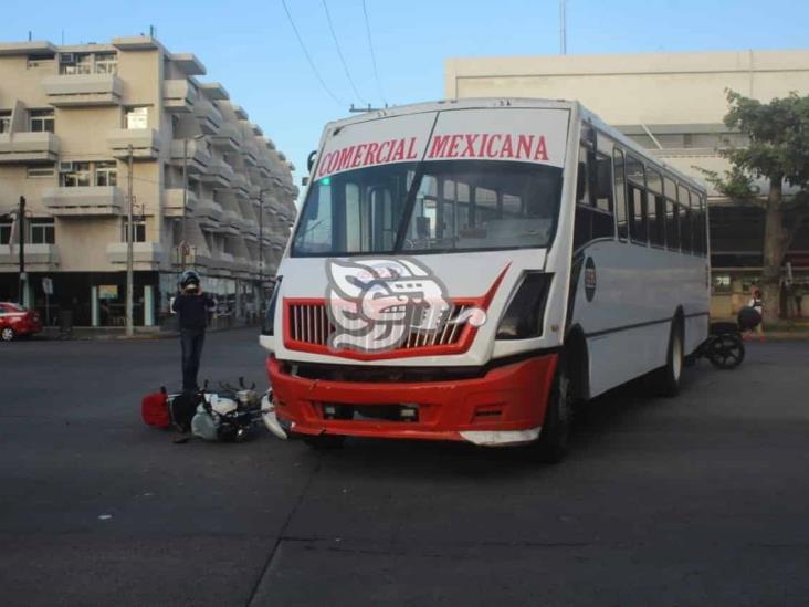 Chófer de urbano impacta a motociclista en céntricas calles de Veracruz