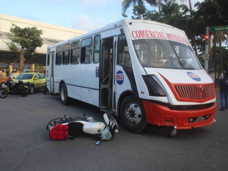 Chófer de urbano impacta a motociclista en céntricas calles de Veracruz