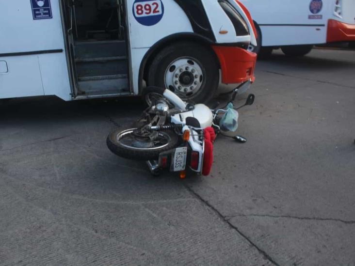 Chófer de urbano impacta a motociclista en céntricas calles de Veracruz