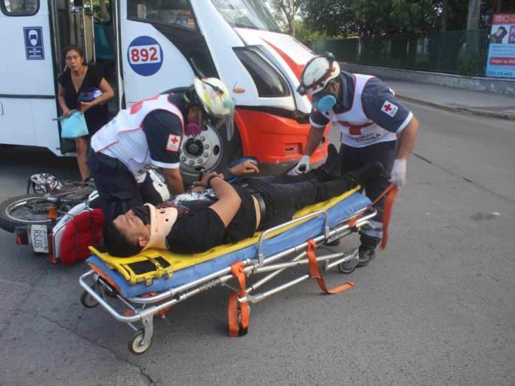 Chófer de urbano impacta a motociclista en céntricas calles de Veracruz