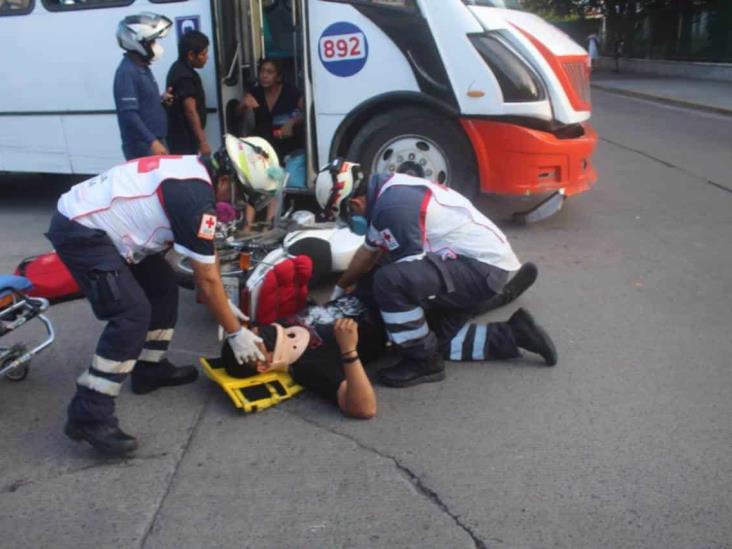 Chófer de urbano impacta a motociclista en céntricas calles de Veracruz