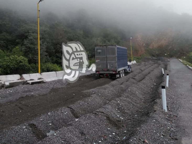 Termina tráiler en rampa de frenado al bajar las cumbres de Maltrata