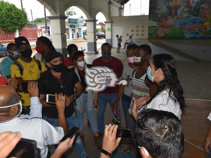 Protestan en Oluta migrantes desafiliados de Programa de Bienestar