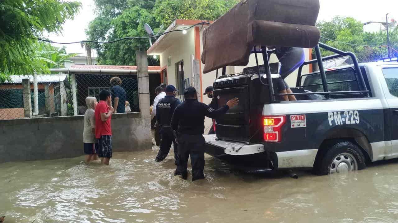 Por desbordamiento del río Cazones, decenas de familias son evacuadas