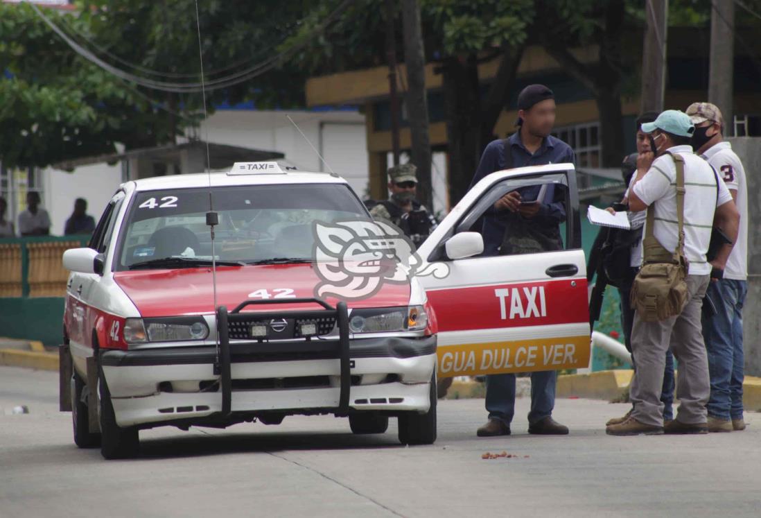 Taxista baleado en Agua Dulce se debate entre vida y muerte