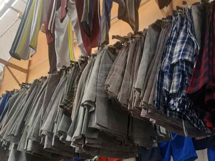 Difícil panorama enfrentan comerciantes de uniformes en Coatzacoalcos